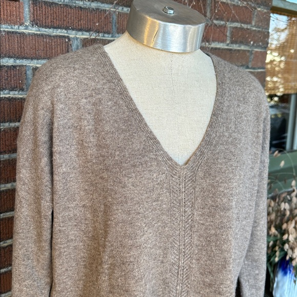 Nicole Miller mocha brown cashmere V neck sweater/quiet luxury. Size Medium - Picture 2 of 8